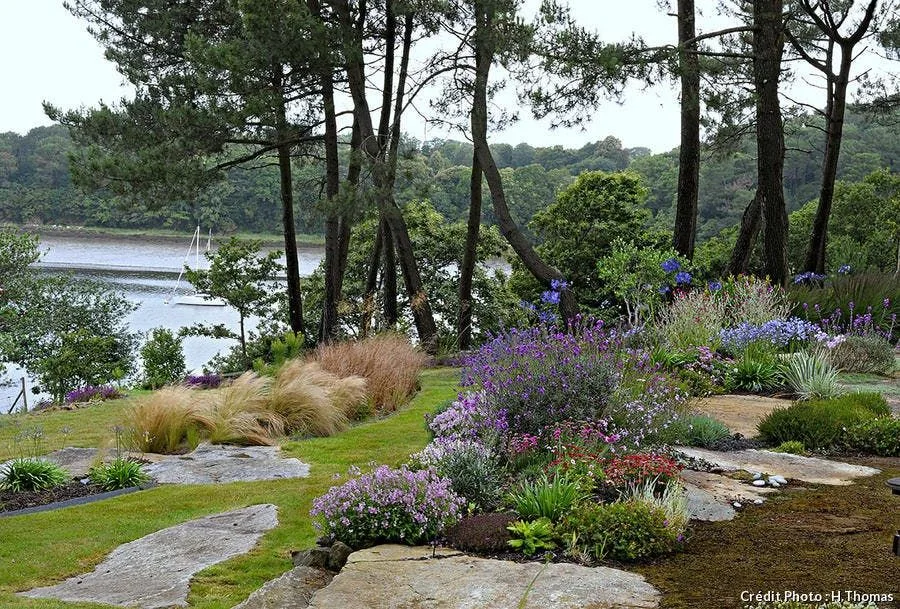 Jardin côtier avec graminées et massif fleuri — création Kervern Paysage
